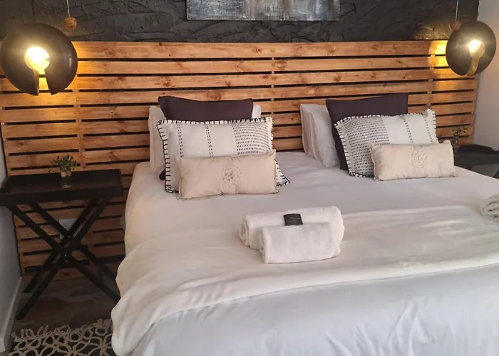 Exquisite Private Luxury Suite With King Bed At Bokmakierie Villas